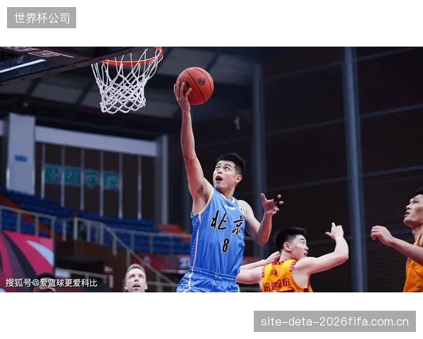 河南队防守体系亟待调整,过多的犯规并未带来防守质量的提升。 河南队防守体系亟待调整,过多的犯规并未带来防守质量的提升。